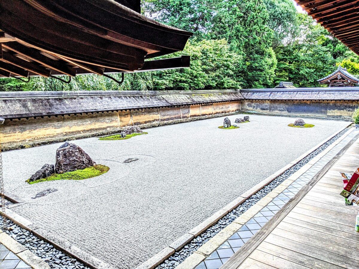 秘密がたくさんの石庭『龍安寺』(京都市右京区) | シマグニノシマタビ