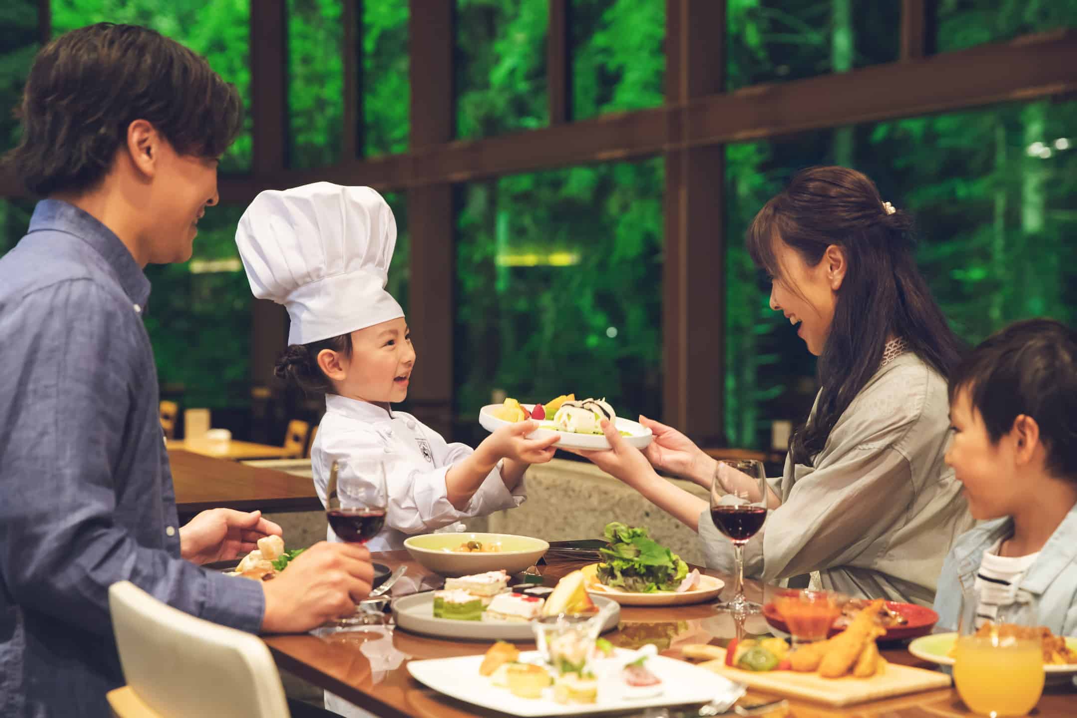 リゾナーレ】子どもたちが趣向をこらしたスイーツづくりを体験できる 「リゾナーレキッズスタジオ」|開催期間:通年 | ニュースリリース | お知らせ | 星野リゾート【公式】