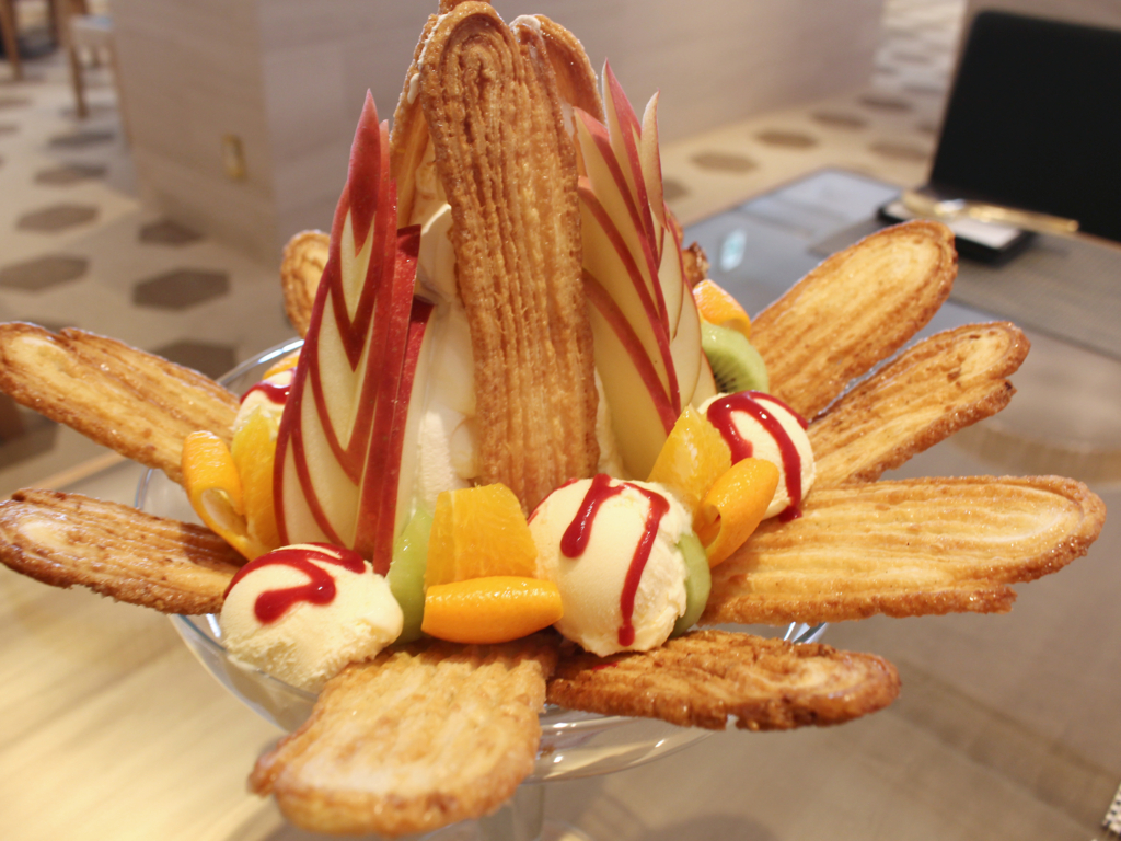 うなぎパイの巨大スイーツ!あの春華堂公式「うなぎパイジャンボパフェ」がハンパなかった - ぐるなび みんなのごはん