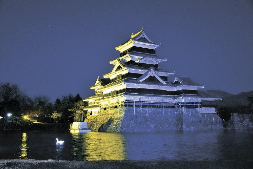 ウクライナの平和祈る光 国旗イメージして松本城ライトアップ | 地域の話題 | 株式会社市民タイムス