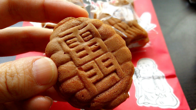 浅草土産】仲見世の「人形焼き」を全部チェック!焼きたてが食べられるおすすめ店を紹介 | スクランブルウェブ