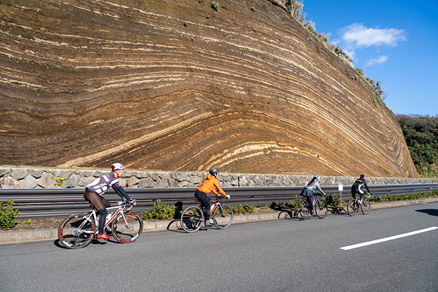 好きなことを軸に、暮らす・働くを変えていく。 自転車の聖地・伊豆大島を舞台にした スポーツ×ワーケーション|「colocal  コロカル」ローカルを学ぶ・暮らす・旅する